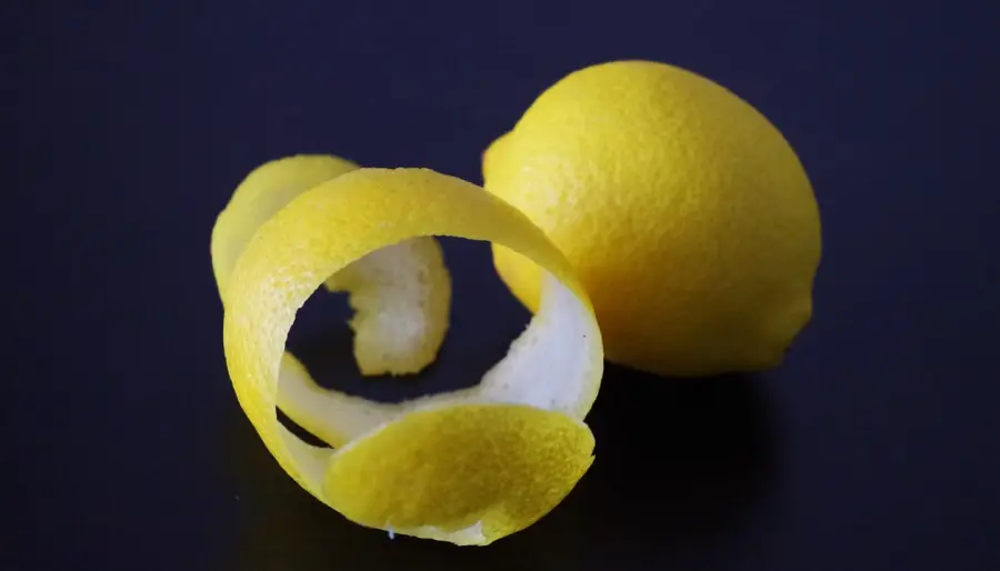 Des écorces de citron pour se débarrasser des poissons d'argent