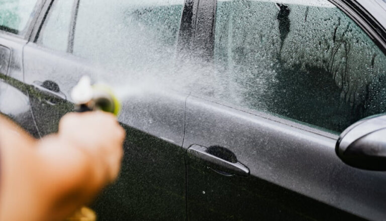 4 astuces de grand-mère pour nettoyer les phares de voiture