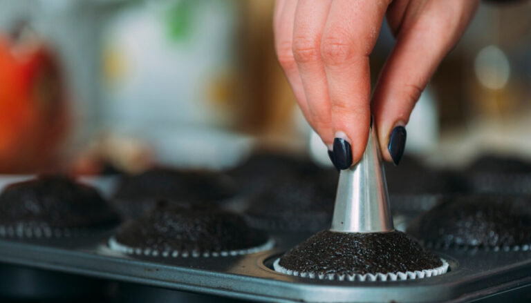 Une personne entrain de faire des muffins dans un moule en silicone