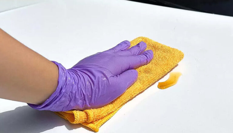 Une personne utilise des astuces de grand-mère pour enlever la résine