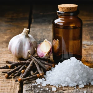 Clous de girofle et verre d'eau salée pour soulager un mal de dents.