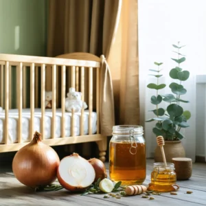 Un berceau dans une chambre douce avec un oignon tranché, un pot de miel et des plantes pour des remèdes naturels contre la toux chez le bébé.